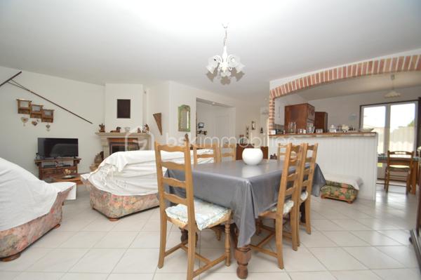 Villa T5 avec jardin et garage Saint-Laurent-de-la-Salanque – Dans un quartier résidentiel calme, découvrez cette agréable villa 4 faces de 128 m², édifiée sur un terrain arboré de 615 m². Au rez-de-chaussée, une entrée spacieuse dessert un salon-séjour lumineux avec insert et une cuisine américaine semi-équipée. Deux chambres, une salle d'eau moderne avec double vasques et un WC indépendant complètent ce niveau. Une véranda de 22 m², ouverte sur une grande terrasse plein sud, offre un bel espace de vie supplémentaire. À l'étage, un appartement indépendant de type 2, accessible par l'intérieur et l'extérieur, permettra d'accueillir famille, amis ou de générer un revenu locatif. Côté prestations : climatisation réversible, double vitrage, garage de 30 m², portails électriques, carport pour camping-car, forage et abri de jardin. Une seconde véranda abrite un jacuzzi, idéal pour les moments de détente. Une villa complète, bien entretenue et rare sur le secteur.