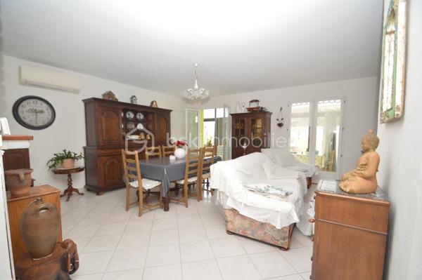 Villa T5 avec jardin et garage Saint-Laurent-de-la-Salanque – Dans un quartier résidentiel calme, découvrez cette agréable villa 4 faces de 128 m², édifiée sur un terrain arboré de 615 m². Au rez-de-chaussée, une entrée spacieuse dessert un salon-séjour lumineux avec insert et une cuisine américaine semi-équipée. Deux chambres, une salle d'eau moderne avec double vasques et un WC indépendant complètent ce niveau. Une véranda de 22 m², ouverte sur une grande terrasse plein sud, offre un bel espace de vie supplémentaire. À l'étage, un appartement indépendant de type 2, accessible par l'intérieur et l'extérieur, permettra d'accueillir famille, amis ou de générer un revenu locatif. Côté prestations : climatisation réversible, double vitrage, garage de 30 m², portails électriques, carport pour camping-car, forage et abri de jardin. Une seconde véranda abrite un jacuzzi, idéal pour les moments de détente. Une villa complète, bien entretenue et rare sur le secteur.