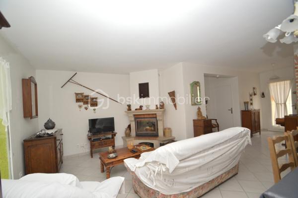 Villa T5 avec jardin et garage Saint-Laurent-de-la-Salanque – Dans un quartier résidentiel calme, découvrez cette agréable villa 4 faces de 128 m², édifiée sur un terrain arboré de 615 m². Au rez-de-chaussée, une entrée spacieuse dessert un salon-séjour lumineux avec insert et une cuisine américaine semi-équipée. Deux chambres, une salle d'eau moderne avec double vasques et un WC indépendant complètent ce niveau. Une véranda de 22 m², ouverte sur une grande terrasse plein sud, offre un bel espace de vie supplémentaire. À l'étage, un appartement indépendant de type 2, accessible par l'intérieur et l'extérieur, permettra d'accueillir famille, amis ou de générer un revenu locatif. Côté prestations : climatisation réversible, double vitrage, garage de 30 m², portails électriques, carport pour camping-car, forage et abri de jardin. Une seconde véranda abrite un jacuzzi, idéal pour les moments de détente. Une villa complète, bien entretenue et rare sur le secteur.