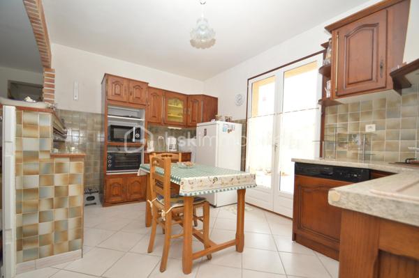 Villa T5 avec jardin et garage Saint-Laurent-de-la-Salanque – Dans un quartier résidentiel calme, découvrez cette agréable villa 4 faces de 128 m², édifiée sur un terrain arboré de 615 m². Au rez-de-chaussée, une entrée spacieuse dessert un salon-séjour lumineux avec insert et une cuisine américaine semi-équipée. Deux chambres, une salle d'eau moderne avec double vasques et un WC indépendant complètent ce niveau. Une véranda de 22 m², ouverte sur une grande terrasse plein sud, offre un bel espace de vie supplémentaire. À l'étage, un appartement indépendant de type 2, accessible par l'intérieur et l'extérieur, permettra d'accueillir famille, amis ou de générer un revenu locatif. Côté prestations : climatisation réversible, double vitrage, garage de 30 m², portails électriques, carport pour camping-car, forage et abri de jardin. Une seconde véranda abrite un jacuzzi, idéal pour les moments de détente. Une villa complète, bien entretenue et rare sur le secteur.