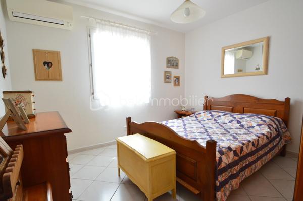 Villa T5 avec jardin et garage Saint-Laurent-de-la-Salanque – Dans un quartier résidentiel calme, découvrez cette agréable villa 4 faces de 128 m², édifiée sur un terrain arboré de 615 m². Au rez-de-chaussée, une entrée spacieuse dessert un salon-séjour lumineux avec insert et une cuisine américaine semi-équipée. Deux chambres, une salle d'eau moderne avec double vasques et un WC indépendant complètent ce niveau. Une véranda de 22 m², ouverte sur une grande terrasse plein sud, offre un bel espace de vie supplémentaire. À l'étage, un appartement indépendant de type 2, accessible par l'intérieur et l'extérieur, permettra d'accueillir famille, amis ou de générer un revenu locatif. Côté prestations : climatisation réversible, double vitrage, garage de 30 m², portails électriques, carport pour camping-car, forage et abri de jardin. Une seconde véranda abrite un jacuzzi, idéal pour les moments de détente. Une villa complète, bien entretenue et rare sur le secteur.