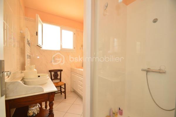 Villa T5 avec jardin et garage Saint-Laurent-de-la-Salanque – Dans un quartier résidentiel calme, découvrez cette agréable villa 4 faces de 128 m², édifiée sur un terrain arboré de 615 m². Au rez-de-chaussée, une entrée spacieuse dessert un salon-séjour lumineux avec insert et une cuisine américaine semi-équipée. Deux chambres, une salle d'eau moderne avec double vasques et un WC indépendant complètent ce niveau. Une véranda de 22 m², ouverte sur une grande terrasse plein sud, offre un bel espace de vie supplémentaire. À l'étage, un appartement indépendant de type 2, accessible par l'intérieur et l'extérieur, permettra d'accueillir famille, amis ou de générer un revenu locatif. Côté prestations : climatisation réversible, double vitrage, garage de 30 m², portails électriques, carport pour camping-car, forage et abri de jardin. Une seconde véranda abrite un jacuzzi, idéal pour les moments de détente. Une villa complète, bien entretenue et rare sur le secteur.