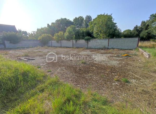 Vous recherchez un terrain pour construire votre future maison dans un environnement paisible ? 

Découvrez ce terrain viabilisé de 715m² , situé dans un secteur calme et agréable à 10 min de Montmirail.Il bénéficie d'un cadre privilégié, idéal pour un projet de construction familiale.

✨Surface de 715m²
✨Terrain viabilisé 
✨Endroit calme et recherché
✨partiellement clôturé 

Une belle opportunité pour concrétiser votre projet immobilier dans un cadre serein
