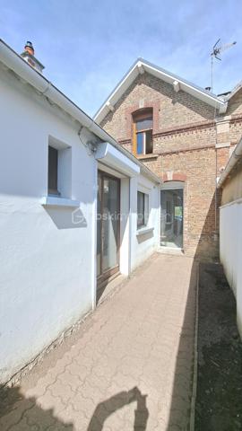 En exclusivité, Laurent Jacquet (06 .86.41.88.12) propose à la vente une maison mitoyenne de chaque coté située à 5 minutes de la gare et du centre ville d’Abbeville, Elle se compose :

- En rez-de-chaussée :
Dés son entrée, on découvre un séjour en L avec salle /salon d’environ 26m², une cuisine, une salle de douches, un wc séparé.

- A l’étage :
Un palier desservant deux chambres dont une avec placards.

- A l’extérieur :
Une cour avec dépendances de type atelier donnant accès à un jardin, le tout sur un terrain d’environ 440 m².

Cette maison chauffée par une chaudière au gaz de ville est équipée de menuiseries en double vitrage et de volets roulants.