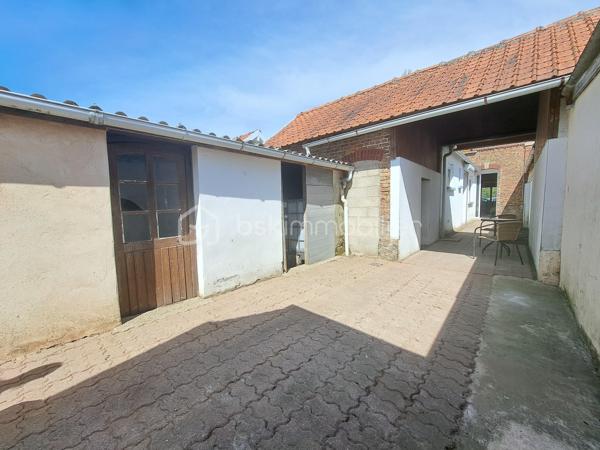 En exclusivité, Laurent Jacquet (06 .86.41.88.12) propose à la vente une maison mitoyenne de chaque coté située à 5 minutes de la gare et du centre ville d’Abbeville, Elle se compose :

- En rez-de-chaussée :
Dés son entrée, on découvre un séjour en L avec salle /salon d’environ 26m², une cuisine, une salle de douches, un wc séparé.

- A l’étage :
Un palier desservant deux chambres dont une avec placards.

- A l’extérieur :
Une cour avec dépendances de type atelier donnant accès à un jardin, le tout sur un terrain d’environ 440 m².

Cette maison chauffée par une chaudière au gaz de ville est équipée de menuiseries en double vitrage et de volets roulants.