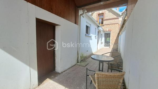 En exclusivité, Laurent Jacquet (06 .86.41.88.12) propose à la vente une maison mitoyenne de chaque coté située à 5 minutes de la gare et du centre ville d’Abbeville, Elle se compose :

- En rez-de-chaussée :
Dés son entrée, on découvre un séjour en L avec salle /salon d’environ 26m², une cuisine, une salle de douches, un wc séparé.

- A l’étage :
Un palier desservant deux chambres dont une avec placards.

- A l’extérieur :
Une cour avec dépendances de type atelier donnant accès à un jardin, le tout sur un terrain d’environ 440 m².

Cette maison chauffée par une chaudière au gaz de ville est équipée de menuiseries en double vitrage et de volets roulants.
