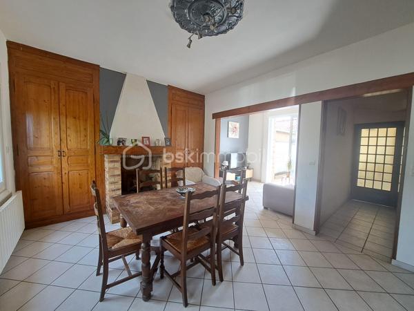 En exclusivité, Laurent Jacquet (06 .86.41.88.12) propose à la vente une maison mitoyenne de chaque coté située à 5 minutes de la gare et du centre ville d’Abbeville, Elle se compose :

- En rez-de-chaussée :
Dés son entrée, on découvre un séjour en L avec salle /salon d’environ 26m², une cuisine, une salle de douches, un wc séparé.

- A l’étage :
Un palier desservant deux chambres dont une avec placards.

- A l’extérieur :
Une cour avec dépendances de type atelier donnant accès à un jardin, le tout sur un terrain d’environ 440 m².

Cette maison chauffée par une chaudière au gaz de ville est équipée de menuiseries en double vitrage et de volets roulants.