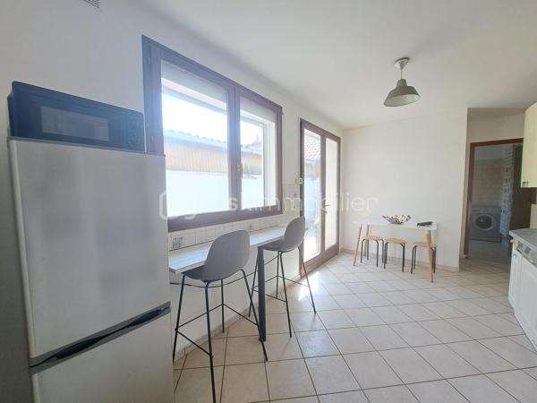 En exclusivité, Laurent Jacquet (06 .86.41.88.12) propose à la vente une maison mitoyenne de chaque coté située à 5 minutes de la gare et du centre ville d’Abbeville, Elle se compose :

- En rez-de-chaussée :
Dés son entrée, on découvre un séjour en L avec salle /salon d’environ 26m², une cuisine, une salle de douches, un wc séparé.

- A l’étage :
Un palier desservant deux chambres dont une avec placards.

- A l’extérieur :
Une cour avec dépendances de type atelier donnant accès à un jardin, le tout sur un terrain d’environ 440 m².

Cette maison chauffée par une chaudière au gaz de ville est équipée de menuiseries en double vitrage et de volets roulants.