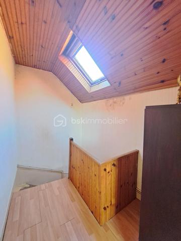 En exclusivité, Laurent Jacquet (06 .86.41.88.12) propose à la vente une maison mitoyenne de chaque coté située à 5 minutes de la gare et du centre ville d’Abbeville, Elle se compose :

- En rez-de-chaussée :
Dés son entrée, on découvre un séjour en L avec salle /salon d’environ 26m², une cuisine, une salle de douches, un wc séparé.

- A l’étage :
Un palier desservant deux chambres dont une avec placards.

- A l’extérieur :
Une cour avec dépendances de type atelier donnant accès à un jardin, le tout sur un terrain d’environ 440 m².

Cette maison chauffée par une chaudière au gaz de ville est équipée de menuiseries en double vitrage et de volets roulants.