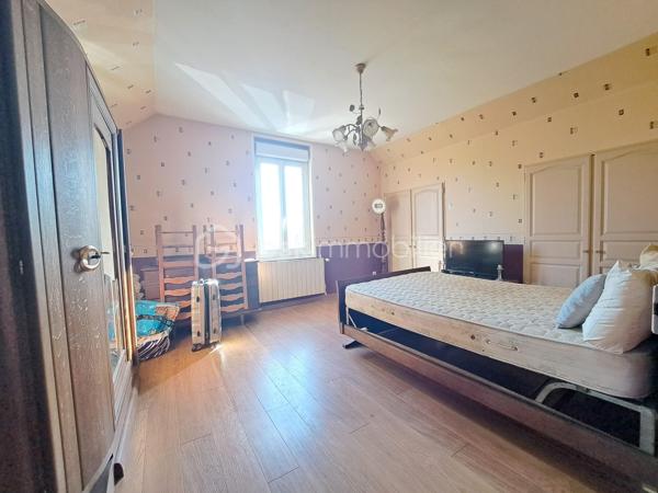 En exclusivité, Laurent Jacquet (06 .86.41.88.12) propose à la vente une maison mitoyenne de chaque coté située à 5 minutes de la gare et du centre ville d’Abbeville, Elle se compose :

- En rez-de-chaussée :
Dés son entrée, on découvre un séjour en L avec salle /salon d’environ 26m², une cuisine, une salle de douches, un wc séparé.

- A l’étage :
Un palier desservant deux chambres dont une avec placards.

- A l’extérieur :
Une cour avec dépendances de type atelier donnant accès à un jardin, le tout sur un terrain d’environ 440 m².

Cette maison chauffée par une chaudière au gaz de ville est équipée de menuiseries en double vitrage et de volets roulants.