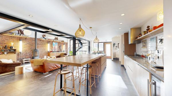 NICE - RUE DE FRANCE : CHARMANT TRIPLEX 6 PIÈCES TRAVERSANT AVEC TERRASSE ET PARKING