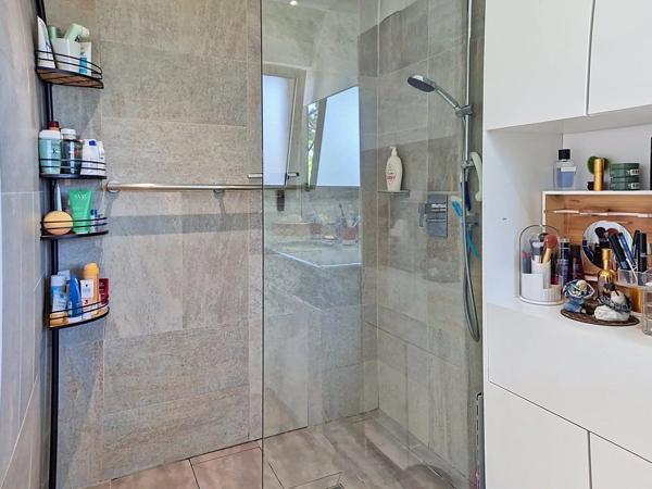 Vente                                                      Appartement
                        
                     3 pièces                      86 m2                     à Le Cannet