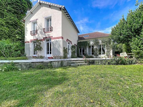 Maison de 8 pièces 1 278 225 € **  - Référence  162026
