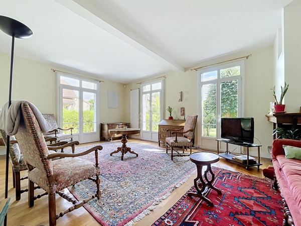 Maison de 8 pièces 1 278 225 € **  - Référence  162026