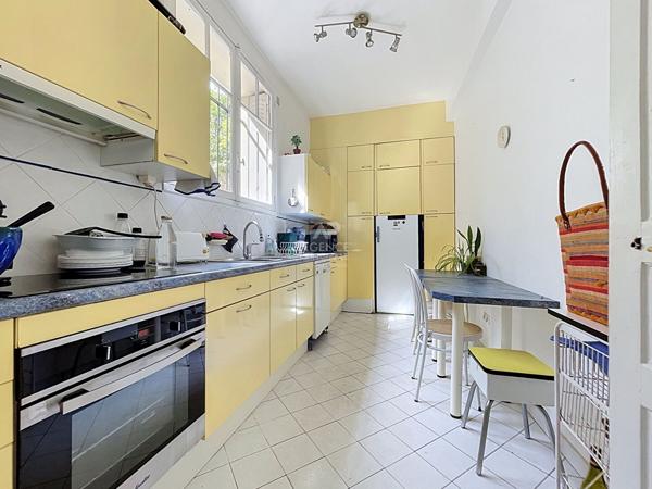 Maison de 8 pièces 1 278 225 € **  - Référence  162026