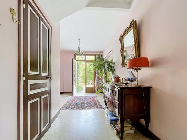Maison de 8 pièces 1 278 225 € **  - Référence  162026