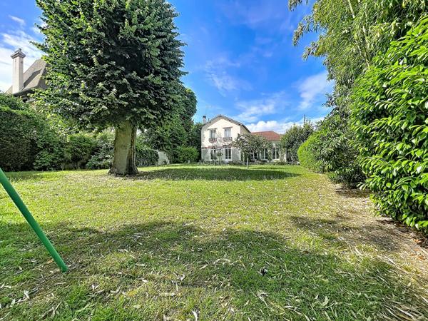 Maison de 8 pièces 1 278 225 € **  - Référence  162026
