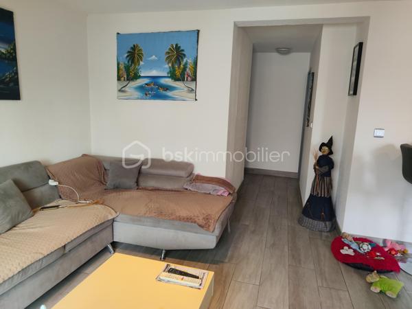 🌞 Dernier étage en plein cœur d’Argelès-Village ! 🌞
Vous rêvez d’un appartement cosy, lumineux et prêt à vivre ? Ne cherchez plus !

✨ Au 2éme et dernier étage sans ascenseur, découvrez ce bel appartement entièrement rénové de 44m², spacieux et agréable à vivre.

🏡 Ses atouts :

1 grande chambre confortable avec rangements
Belle pièce de vie lumineuse avec sa cuisine équipée moderne ouverte 
Balcon pour profiter du soleil et de l’air méditerranéen
Appartement rénové avec goût
Vendu meublé : posez vos valises et profitez !
Possibilité d une place de parking privé en bas de l'immeuble (loué 50€ mensuel)

📍 Situation idéale en centre-village d’Argelès-sur-Mer, à proximité immédiate des commerces, restaurants et animations.

💙 Que ce soit pour y vivre à l’année, pour vos vacances ou comme investissement locatif, cet appartement a tout pour séduire !

📞 Une visite et vous tomberez sous le charme !

Dernier étage, rénovation récente, balcon, vendu meublé : une opportunité à ne pas manquer ! ✨🏖️
