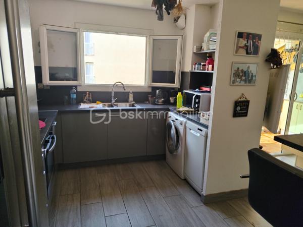 🌞 Dernier étage en plein cœur d’Argelès-Village ! 🌞
Vous rêvez d’un appartement cosy, lumineux et prêt à vivre ? Ne cherchez plus !

✨ Au 2éme et dernier étage sans ascenseur, découvrez ce bel appartement entièrement rénové de 44m², spacieux et agréable à vivre.

🏡 Ses atouts :

1 grande chambre confortable avec rangements
Belle pièce de vie lumineuse avec sa cuisine équipée moderne ouverte 
Balcon pour profiter du soleil et de l’air méditerranéen
Appartement rénové avec goût
Vendu meublé : posez vos valises et profitez !
Possibilité d une place de parking privé en bas de l'immeuble (loué 50€ mensuel)

📍 Situation idéale en centre-village d’Argelès-sur-Mer, à proximité immédiate des commerces, restaurants et animations.

💙 Que ce soit pour y vivre à l’année, pour vos vacances ou comme investissement locatif, cet appartement a tout pour séduire !

📞 Une visite et vous tomberez sous le charme !

Dernier étage, rénovation récente, balcon, vendu meublé : une opportunité à ne pas manquer ! ✨🏖️