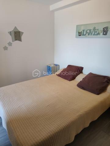 🌞 Dernier étage en plein cœur d’Argelès-Village ! 🌞
Vous rêvez d’un appartement cosy, lumineux et prêt à vivre ? Ne cherchez plus !

✨ Au 2éme et dernier étage sans ascenseur, découvrez ce bel appartement entièrement rénové de 44m², spacieux et agréable à vivre.

🏡 Ses atouts :

1 grande chambre confortable avec rangements
Belle pièce de vie lumineuse avec sa cuisine équipée moderne ouverte 
Balcon pour profiter du soleil et de l’air méditerranéen
Appartement rénové avec goût
Vendu meublé : posez vos valises et profitez !
Possibilité d une place de parking privé en bas de l'immeuble (loué 50€ mensuel)

📍 Situation idéale en centre-village d’Argelès-sur-Mer, à proximité immédiate des commerces, restaurants et animations.

💙 Que ce soit pour y vivre à l’année, pour vos vacances ou comme investissement locatif, cet appartement a tout pour séduire !

📞 Une visite et vous tomberez sous le charme !

Dernier étage, rénovation récente, balcon, vendu meublé : une opportunité à ne pas manquer ! ✨🏖️