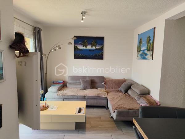 🌞 Dernier étage en plein cœur d’Argelès-Village ! 🌞
Vous rêvez d’un appartement cosy, lumineux et prêt à vivre ? Ne cherchez plus !

✨ Au 2éme et dernier étage sans ascenseur, découvrez ce bel appartement entièrement rénové de 44m², spacieux et agréable à vivre.

🏡 Ses atouts :

1 grande chambre confortable avec rangements
Belle pièce de vie lumineuse avec sa cuisine équipée moderne ouverte 
Balcon pour profiter du soleil et de l’air méditerranéen
Appartement rénové avec goût
Vendu meublé : posez vos valises et profitez !
Possibilité d une place de parking privé en bas de l'immeuble (loué 50€ mensuel)

📍 Situation idéale en centre-village d’Argelès-sur-Mer, à proximité immédiate des commerces, restaurants et animations.

💙 Que ce soit pour y vivre à l’année, pour vos vacances ou comme investissement locatif, cet appartement a tout pour séduire !

📞 Une visite et vous tomberez sous le charme !

Dernier étage, rénovation récente, balcon, vendu meublé : une opportunité à ne pas manquer ! ✨🏖️