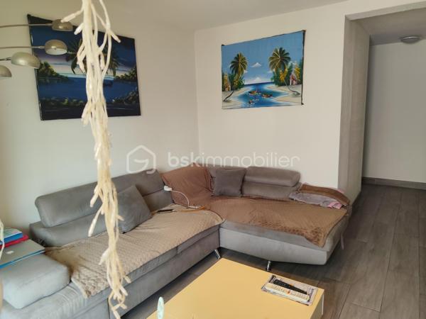 🌞 Dernier étage en plein cœur d’Argelès-Village ! 🌞
Vous rêvez d’un appartement cosy, lumineux et prêt à vivre ? Ne cherchez plus !

✨ Au 2éme et dernier étage sans ascenseur, découvrez ce bel appartement entièrement rénové de 44m², spacieux et agréable à vivre.

🏡 Ses atouts :

1 grande chambre confortable avec rangements
Belle pièce de vie lumineuse avec sa cuisine équipée moderne ouverte 
Balcon pour profiter du soleil et de l’air méditerranéen
Appartement rénové avec goût
Vendu meublé : posez vos valises et profitez !
Possibilité d une place de parking privé en bas de l'immeuble (loué 50€ mensuel)

📍 Situation idéale en centre-village d’Argelès-sur-Mer, à proximité immédiate des commerces, restaurants et animations.

💙 Que ce soit pour y vivre à l’année, pour vos vacances ou comme investissement locatif, cet appartement a tout pour séduire !

📞 Une visite et vous tomberez sous le charme !

Dernier étage, rénovation récente, balcon, vendu meublé : une opportunité à ne pas manquer ! ✨🏖️
