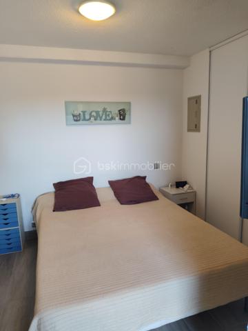 🌞 Dernier étage en plein cœur d’Argelès-Village ! 🌞
Vous rêvez d’un appartement cosy, lumineux et prêt à vivre ? Ne cherchez plus !

✨ Au 2éme et dernier étage sans ascenseur, découvrez ce bel appartement entièrement rénové de 44m², spacieux et agréable à vivre.

🏡 Ses atouts :

1 grande chambre confortable avec rangements
Belle pièce de vie lumineuse avec sa cuisine équipée moderne ouverte 
Balcon pour profiter du soleil et de l’air méditerranéen
Appartement rénové avec goût
Vendu meublé : posez vos valises et profitez !
Possibilité d une place de parking privé en bas de l'immeuble (loué 50€ mensuel)

📍 Situation idéale en centre-village d’Argelès-sur-Mer, à proximité immédiate des commerces, restaurants et animations.

💙 Que ce soit pour y vivre à l’année, pour vos vacances ou comme investissement locatif, cet appartement a tout pour séduire !

📞 Une visite et vous tomberez sous le charme !

Dernier étage, rénovation récente, balcon, vendu meublé : une opportunité à ne pas manquer ! ✨🏖️