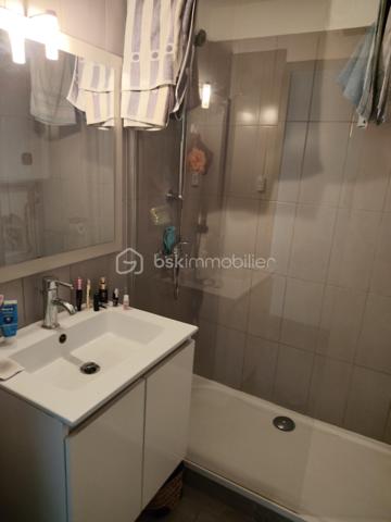 🌞 Dernier étage en plein cœur d’Argelès-Village ! 🌞
Vous rêvez d’un appartement cosy, lumineux et prêt à vivre ? Ne cherchez plus !

✨ Au 2éme et dernier étage sans ascenseur, découvrez ce bel appartement entièrement rénové de 44m², spacieux et agréable à vivre.

🏡 Ses atouts :

1 grande chambre confortable avec rangements
Belle pièce de vie lumineuse avec sa cuisine équipée moderne ouverte 
Balcon pour profiter du soleil et de l’air méditerranéen
Appartement rénové avec goût
Vendu meublé : posez vos valises et profitez !
Possibilité d une place de parking privé en bas de l'immeuble (loué 50€ mensuel)

📍 Situation idéale en centre-village d’Argelès-sur-Mer, à proximité immédiate des commerces, restaurants et animations.

💙 Que ce soit pour y vivre à l’année, pour vos vacances ou comme investissement locatif, cet appartement a tout pour séduire !

📞 Une visite et vous tomberez sous le charme !

Dernier étage, rénovation récente, balcon, vendu meublé : une opportunité à ne pas manquer ! ✨🏖️