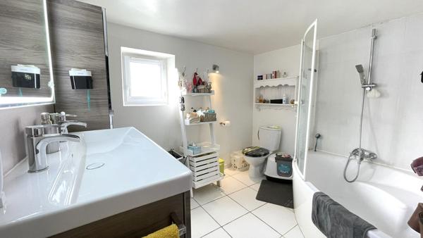 Élégante maison de ville avec terrasse sur les toits (91 m² )