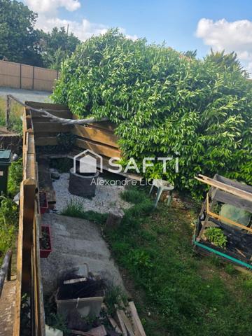 Charmante maison de ville récemment rénovée, orientée plein sud sur un terrain de 200m², dans une impasse au calme