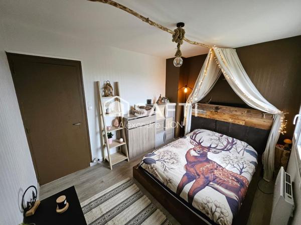 Charmante maison de ville récemment rénovée, orientée plein sud sur un terrain de 200m², dans une impasse au calme