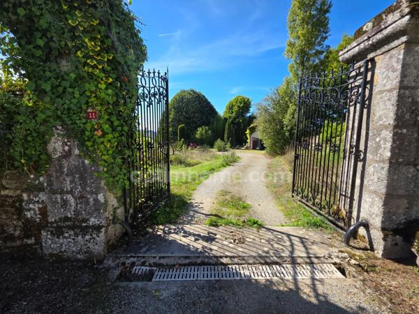 A 15 MN DE SAINT LEONARD DE NOBLAT SUPERBE MAISON DE MAITRE RENOVEE SUR MAGNIFIQUE PARC ARBORE DE 6 HA