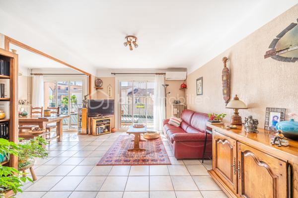 En EXCLUSIVITÉ, dans la commune de TOULON,  coté Ouest de la ville,  je vous propose cet appartement de TYPE 4 de 70 m2, traversant, situé au 1er étage avec ascenseur..

Après avoir franchi le hall d'entrée, vous découvrez un DOUBLE SEJOUR/SAM (pouvant devenir une  3ème chambre), ouvert sur une terrasse exposée SUD/EST. 
La cuisine séparée est équipée et possède une loggia ou vous pouvez y disposer votre buanderie.
Le COIN NUIT, quand à lui, dispose  de 2 chambres, un cellier, nombreux rangements, une salle de douche et un WC suspendu indépendant.

Résidence, comprenant 6 étages,  interphone, grande  cave à vélos/poussettes,  chauffage collectif, FIBRE  et CLIMATISATION  dans l'appartement. 

Possibilité d'un garage en location à 100 m à peine de la résidence pour 90e/mois.

Idéalement situé à proximité des commerces, écoles, collèges, transports, et du parc des oiseaux.

Contact pour visite : Isabelle Bassac au 06 33 64 15 64 u par mail i.bassac@bskimmobilier.com