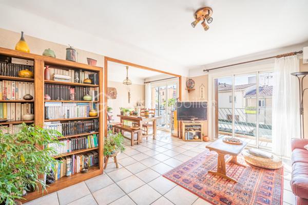 En EXCLUSIVITÉ, dans la commune de TOULON,  coté Ouest de la ville,  je vous propose cet appartement de TYPE 4 de 70 m2, traversant, situé au 1er étage avec ascenseur..

Après avoir franchi le hall d'entrée, vous découvrez un DOUBLE SEJOUR/SAM (pouvant devenir une  3ème chambre), ouvert sur une terrasse exposée SUD/EST. 
La cuisine séparée est équipée et possède une loggia ou vous pouvez y disposer votre buanderie.
Le COIN NUIT, quand à lui, dispose  de 2 chambres, un cellier, nombreux rangements, une salle de douche et un WC suspendu indépendant.

Résidence, comprenant 6 étages,  interphone, grande  cave à vélos/poussettes,  chauffage collectif, FIBRE  et CLIMATISATION  dans l'appartement. 

Possibilité d'un garage en location à 100 m à peine de la résidence pour 90e/mois.

Idéalement situé à proximité des commerces, écoles, collèges, transports, et du parc des oiseaux.

Contact pour visite : Isabelle Bassac au 06 33 64 15 64 u par mail i.bassac@bskimmobilier.com