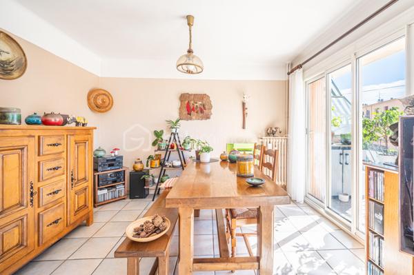 En EXCLUSIVITÉ, dans la commune de TOULON,  coté Ouest de la ville,  je vous propose cet appartement de TYPE 4 de 70 m2, traversant, situé au 1er étage avec ascenseur..

Après avoir franchi le hall d'entrée, vous découvrez un DOUBLE SEJOUR/SAM (pouvant devenir une  3ème chambre), ouvert sur une terrasse exposée SUD/EST. 
La cuisine séparée est équipée et possède une loggia ou vous pouvez y disposer votre buanderie.
Le COIN NUIT, quand à lui, dispose  de 2 chambres, un cellier, nombreux rangements, une salle de douche et un WC suspendu indépendant.

Résidence, comprenant 6 étages,  interphone, grande  cave à vélos/poussettes,  chauffage collectif, FIBRE  et CLIMATISATION  dans l'appartement. 

Possibilité d'un garage en location à 100 m à peine de la résidence pour 90e/mois.

Idéalement situé à proximité des commerces, écoles, collèges, transports, et du parc des oiseaux.

Contact pour visite : Isabelle Bassac au 06 33 64 15 64 u par mail i.bassac@bskimmobilier.com