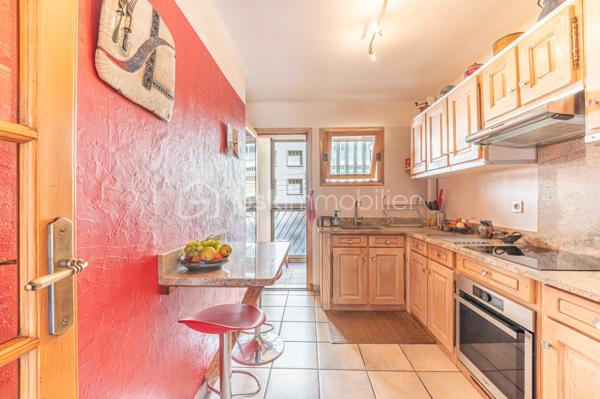 En EXCLUSIVITÉ, dans la commune de TOULON,  coté Ouest de la ville,  je vous propose cet appartement de TYPE 4 de 70 m2, traversant, situé au 1er étage avec ascenseur..

Après avoir franchi le hall d'entrée, vous découvrez un DOUBLE SEJOUR/SAM (pouvant devenir une  3ème chambre), ouvert sur une terrasse exposée SUD/EST. 
La cuisine séparée est équipée et possède une loggia ou vous pouvez y disposer votre buanderie.
Le COIN NUIT, quand à lui, dispose  de 2 chambres, un cellier, nombreux rangements, une salle de douche et un WC suspendu indépendant.

Résidence, comprenant 6 étages,  interphone, grande  cave à vélos/poussettes,  chauffage collectif, FIBRE  et CLIMATISATION  dans l'appartement. 

Possibilité d'un garage en location à 100 m à peine de la résidence pour 90e/mois.

Idéalement situé à proximité des commerces, écoles, collèges, transports, et du parc des oiseaux.

Contact pour visite : Isabelle Bassac au 06 33 64 15 64 u par mail i.bassac@bskimmobilier.com