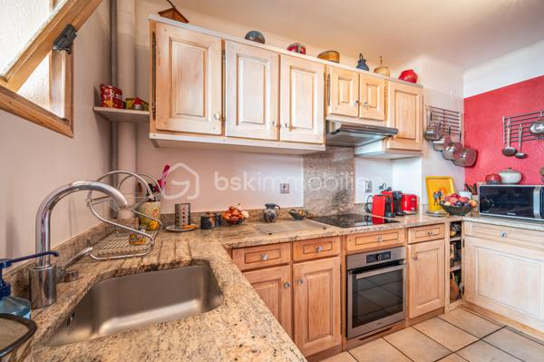 En EXCLUSIVITÉ, dans la commune de TOULON,  coté Ouest de la ville,  je vous propose cet appartement de TYPE 4 de 70 m2, traversant, situé au 1er étage avec ascenseur..

Après avoir franchi le hall d'entrée, vous découvrez un DOUBLE SEJOUR/SAM (pouvant devenir une  3ème chambre), ouvert sur une terrasse exposée SUD/EST. 
La cuisine séparée est équipée et possède une loggia ou vous pouvez y disposer votre buanderie.
Le COIN NUIT, quand à lui, dispose  de 2 chambres, un cellier, nombreux rangements, une salle de douche et un WC suspendu indépendant.

Résidence, comprenant 6 étages,  interphone, grande  cave à vélos/poussettes,  chauffage collectif, FIBRE  et CLIMATISATION  dans l'appartement. 

Possibilité d'un garage en location à 100 m à peine de la résidence pour 90e/mois.

Idéalement situé à proximité des commerces, écoles, collèges, transports, et du parc des oiseaux.

Contact pour visite : Isabelle Bassac au 06 33 64 15 64 u par mail i.bassac@bskimmobilier.com