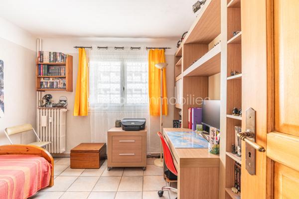 En EXCLUSIVITÉ, dans la commune de TOULON,  coté Ouest de la ville,  je vous propose cet appartement de TYPE 4 de 70 m2, traversant, situé au 1er étage avec ascenseur..

Après avoir franchi le hall d'entrée, vous découvrez un DOUBLE SEJOUR/SAM (pouvant devenir une  3ème chambre), ouvert sur une terrasse exposée SUD/EST. 
La cuisine séparée est équipée et possède une loggia ou vous pouvez y disposer votre buanderie.
Le COIN NUIT, quand à lui, dispose  de 2 chambres, un cellier, nombreux rangements, une salle de douche et un WC suspendu indépendant.

Résidence, comprenant 6 étages,  interphone, grande  cave à vélos/poussettes,  chauffage collectif, FIBRE  et CLIMATISATION  dans l'appartement. 

Possibilité d'un garage en location à 100 m à peine de la résidence pour 90e/mois.

Idéalement situé à proximité des commerces, écoles, collèges, transports, et du parc des oiseaux.

Contact pour visite : Isabelle Bassac au 06 33 64 15 64 u par mail i.bassac@bskimmobilier.com