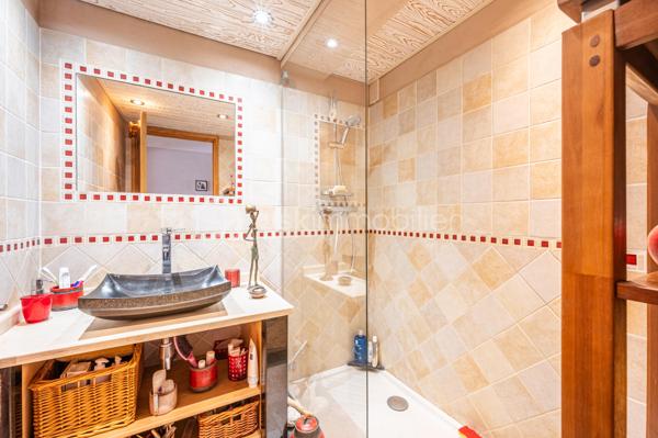 En EXCLUSIVITÉ, dans la commune de TOULON,  coté Ouest de la ville,  je vous propose cet appartement de TYPE 4 de 70 m2, traversant, situé au 1er étage avec ascenseur..

Après avoir franchi le hall d'entrée, vous découvrez un DOUBLE SEJOUR/SAM (pouvant devenir une  3ème chambre), ouvert sur une terrasse exposée SUD/EST. 
La cuisine séparée est équipée et possède une loggia ou vous pouvez y disposer votre buanderie.
Le COIN NUIT, quand à lui, dispose  de 2 chambres, un cellier, nombreux rangements, une salle de douche et un WC suspendu indépendant.

Résidence, comprenant 6 étages,  interphone, grande  cave à vélos/poussettes,  chauffage collectif, FIBRE  et CLIMATISATION  dans l'appartement. 

Possibilité d'un garage en location à 100 m à peine de la résidence pour 90e/mois.

Idéalement situé à proximité des commerces, écoles, collèges, transports, et du parc des oiseaux.

Contact pour visite : Isabelle Bassac au 06 33 64 15 64 u par mail i.bassac@bskimmobilier.com