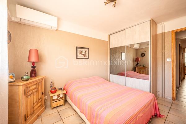 En EXCLUSIVITÉ, dans la commune de TOULON,  coté Ouest de la ville,  je vous propose cet appartement de TYPE 4 de 70 m2, traversant, situé au 1er étage avec ascenseur..

Après avoir franchi le hall d'entrée, vous découvrez un DOUBLE SEJOUR/SAM (pouvant devenir une  3ème chambre), ouvert sur une terrasse exposée SUD/EST. 
La cuisine séparée est équipée et possède une loggia ou vous pouvez y disposer votre buanderie.
Le COIN NUIT, quand à lui, dispose  de 2 chambres, un cellier, nombreux rangements, une salle de douche et un WC suspendu indépendant.

Résidence, comprenant 6 étages,  interphone, grande  cave à vélos/poussettes,  chauffage collectif, FIBRE  et CLIMATISATION  dans l'appartement. 

Possibilité d'un garage en location à 100 m à peine de la résidence pour 90e/mois.

Idéalement situé à proximité des commerces, écoles, collèges, transports, et du parc des oiseaux.

Contact pour visite : Isabelle Bassac au 06 33 64 15 64 u par mail i.bassac@bskimmobilier.com