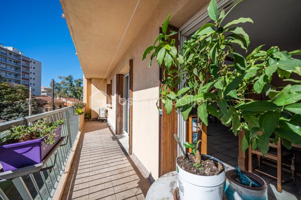 En EXCLUSIVITÉ, dans la commune de TOULON,  coté Ouest de la ville,  je vous propose cet appartement de TYPE 4 de 70 m2, traversant, situé au 1er étage avec ascenseur..

Après avoir franchi le hall d'entrée, vous découvrez un DOUBLE SEJOUR/SAM (pouvant devenir une  3ème chambre), ouvert sur une terrasse exposée SUD/EST. 
La cuisine séparée est équipée et possède une loggia ou vous pouvez y disposer votre buanderie.
Le COIN NUIT, quand à lui, dispose  de 2 chambres, un cellier, nombreux rangements, une salle de douche et un WC suspendu indépendant.

Résidence, comprenant 6 étages,  interphone, grande  cave à vélos/poussettes,  chauffage collectif, FIBRE  et CLIMATISATION  dans l'appartement. 

Possibilité d'un garage en location à 100 m à peine de la résidence pour 90e/mois.

Idéalement situé à proximité des commerces, écoles, collèges, transports, et du parc des oiseaux.

Contact pour visite : Isabelle Bassac au 06 33 64 15 64 u par mail i.bassac@bskimmobilier.com
