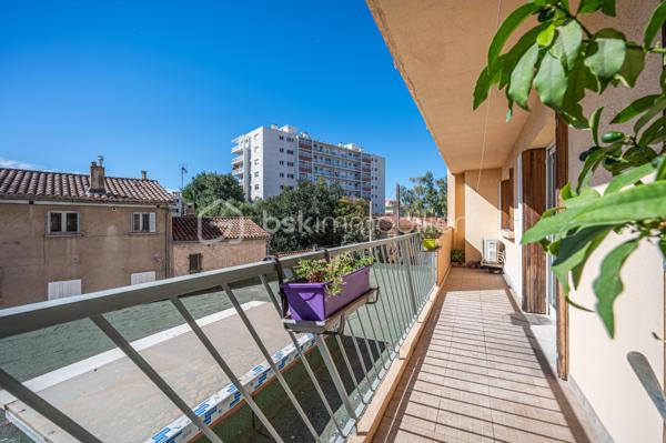 En EXCLUSIVITÉ, dans la commune de TOULON,  coté Ouest de la ville,  je vous propose cet appartement de TYPE 4 de 70 m2, traversant, situé au 1er étage avec ascenseur..

Après avoir franchi le hall d'entrée, vous découvrez un DOUBLE SEJOUR/SAM (pouvant devenir une  3ème chambre), ouvert sur une terrasse exposée SUD/EST. 
La cuisine séparée est équipée et possède une loggia ou vous pouvez y disposer votre buanderie.
Le COIN NUIT, quand à lui, dispose  de 2 chambres, un cellier, nombreux rangements, une salle de douche et un WC suspendu indépendant.

Résidence, comprenant 6 étages,  interphone, grande  cave à vélos/poussettes,  chauffage collectif, FIBRE  et CLIMATISATION  dans l'appartement. 

Possibilité d'un garage en location à 100 m à peine de la résidence pour 90e/mois.

Idéalement situé à proximité des commerces, écoles, collèges, transports, et du parc des oiseaux.

Contact pour visite : Isabelle Bassac au 06 33 64 15 64 u par mail i.bassac@bskimmobilier.com