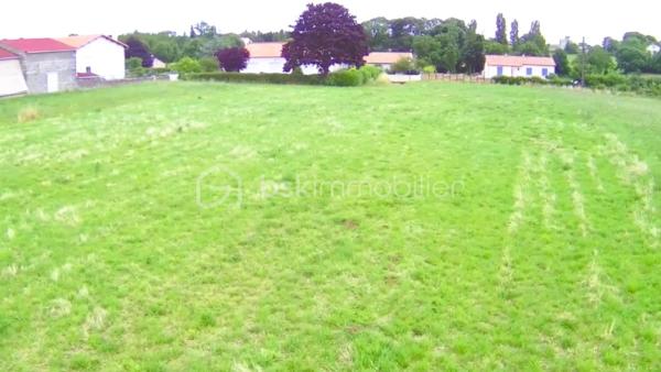 Terrain à bâtir de 4 100 m², idéalement situé en sortie de bourg en direction de Niort, à seulement 20 minutes de Niort.

La parcelle est inscrite dans une Orientation d'Aménagement et de Programmation (OAP) prévoyant le développement d'une opération de 4 logements minimum.

Caractéristiques
Surface cadastrale : 4 100 m²
Situation : centre-bourg
Environnement résidentiel calme
Réseaux à proximité 

Urbanisme
Terrain situé en zone constructible.
Parcelle concernée par une OAP, imposant une réflexion d'ensemble sur l'aménagement.
Capacité prévisionnelle : 4 logements minimum.
Secteur inclus dans le périmètre Natura 2000 ; tout projet devra intégrer les prescriptions environnementales en vigueur.

Cette parcelle conviendra notamment à un lotisseur, un aménageur foncier, un promoteur, un investisseur.
Son implantation en centre-bourg répond aux attentes actuelles des collectivités en matière de densification maîtrisée et de valorisation du tissu urbain existant. 

Dossier disponible sur demande
Les documents suivants pourront être communiqués aux acquéreurs intéressés :
Extrait cadastral 
Plan de situation
Plan de zonage
Extrait de l'Orientation d'Aménagement et de Programmation (OAP)
Règlement applicable à la zone

Pour toute demande d'information ou pour organiser une visite du site, contactez-moi.