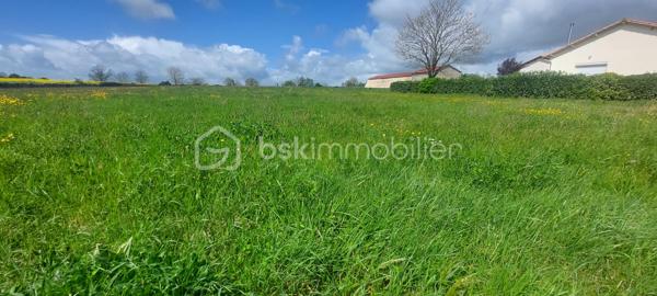 Terrain à bâtir de 4 100 m², idéalement situé en sortie de bourg en direction de Niort, à seulement 20 minutes de Niort.

La parcelle est inscrite dans une Orientation d'Aménagement et de Programmation (OAP) prévoyant le développement d'une opération de 4 logements minimum.

Caractéristiques
Surface cadastrale : 4 100 m²
Situation : centre-bourg
Environnement résidentiel calme
Réseaux à proximité 

Urbanisme
Terrain situé en zone constructible.
Parcelle concernée par une OAP, imposant une réflexion d'ensemble sur l'aménagement.
Capacité prévisionnelle : 4 logements minimum.
Secteur inclus dans le périmètre Natura 2000 ; tout projet devra intégrer les prescriptions environnementales en vigueur.

Cette parcelle conviendra notamment à un lotisseur, un aménageur foncier, un promoteur, un investisseur.
Son implantation en centre-bourg répond aux attentes actuelles des collectivités en matière de densification maîtrisée et de valorisation du tissu urbain existant. 

Dossier disponible sur demande
Les documents suivants pourront être communiqués aux acquéreurs intéressés :
Extrait cadastral 
Plan de situation
Plan de zonage
Extrait de l'Orientation d'Aménagement et de Programmation (OAP)
Règlement applicable à la zone

Pour toute demande d'information ou pour organiser une visite du site, contactez-moi.