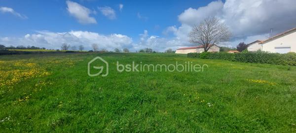 Terrain à bâtir de 4 100 m², idéalement situé en sortie de bourg en direction de Niort, à seulement 20 minutes de Niort.

La parcelle est inscrite dans une Orientation d'Aménagement et de Programmation (OAP) prévoyant le développement d'une opération de 4 logements minimum.

Caractéristiques
Surface cadastrale : 4 100 m²
Situation : centre-bourg
Environnement résidentiel calme
Réseaux à proximité 

Urbanisme
Terrain situé en zone constructible.
Parcelle concernée par une OAP, imposant une réflexion d'ensemble sur l'aménagement.
Capacité prévisionnelle : 4 logements minimum.
Secteur inclus dans le périmètre Natura 2000 ; tout projet devra intégrer les prescriptions environnementales en vigueur.

Cette parcelle conviendra notamment à un lotisseur, un aménageur foncier, un promoteur, un investisseur.
Son implantation en centre-bourg répond aux attentes actuelles des collectivités en matière de densification maîtrisée et de valorisation du tissu urbain existant. 

Dossier disponible sur demande
Les documents suivants pourront être communiqués aux acquéreurs intéressés :
Extrait cadastral 
Plan de situation
Plan de zonage
Extrait de l'Orientation d'Aménagement et de Programmation (OAP)
Règlement applicable à la zone

Pour toute demande d'information ou pour organiser une visite du site, contactez-moi.