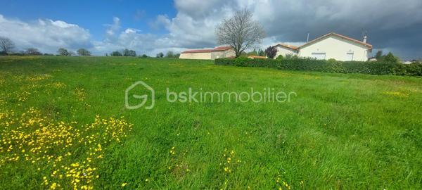 Terrain à bâtir de 4 100 m², idéalement situé en sortie de bourg en direction de Niort, à seulement 20 minutes de Niort.

La parcelle est inscrite dans une Orientation d'Aménagement et de Programmation (OAP) prévoyant le développement d'une opération de 4 logements minimum.

Caractéristiques
Surface cadastrale : 4 100 m²
Situation : centre-bourg
Environnement résidentiel calme
Réseaux à proximité 

Urbanisme
Terrain situé en zone constructible.
Parcelle concernée par une OAP, imposant une réflexion d'ensemble sur l'aménagement.
Capacité prévisionnelle : 4 logements minimum.
Secteur inclus dans le périmètre Natura 2000 ; tout projet devra intégrer les prescriptions environnementales en vigueur.

Cette parcelle conviendra notamment à un lotisseur, un aménageur foncier, un promoteur, un investisseur.
Son implantation en centre-bourg répond aux attentes actuelles des collectivités en matière de densification maîtrisée et de valorisation du tissu urbain existant. 

Dossier disponible sur demande
Les documents suivants pourront être communiqués aux acquéreurs intéressés :
Extrait cadastral 
Plan de situation
Plan de zonage
Extrait de l'Orientation d'Aménagement et de Programmation (OAP)
Règlement applicable à la zone

Pour toute demande d'information ou pour organiser une visite du site, contactez-moi.