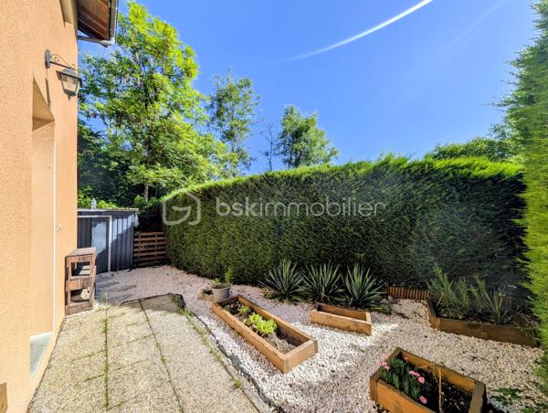Cette maison mitoyenne de 99 m² (93 m² Carrez) a été bâtie en 2002 sur un terrain de 200 m² environ, sur la commune de Rumilly, au sein d’une copropriété sécurisée et parfaitement entretenue, idéalement située à proximité des commodités et
offrant un cadre de vie agréable et fonctionnel.  

☀️ Grâce à son orientation Ouest, la maison bénéficie d'une belle luminosité et du soleil l'après-midi, ce qui est agréable pour les pièces de vie, la terrasse et le jardin.
🔥❄️ Le confort thermique est assuré par un système de chauffage électrique 
🚗 La maison est accompagnée d'un garage et d'une place de parking

Elle se compose de la manière suivante :

Au rez-de-chaussée :

✅ Une entrée avec espace rangements
✅ Une cuisine fermée avec accès au garage
✅ Un salon avec accès terrasse et jardin
✅ Un WC séparé

A l'étage : 

✅ Quatre chambres
✅ Une salle d'eau avec WC

💧 Les charges de copropriété incluent également la consommation d’eau, offrant une gestion simplifiée et un meilleur confort au quotidien.

📞 Une opportunité à ne pas manquer ! Contactez-moi dès maintenant si ce bien répond à vos critères