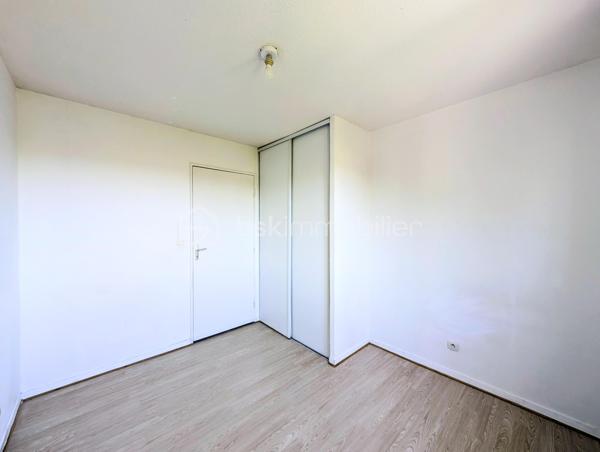 Cette maison mitoyenne de 99 m² (93 m² Carrez) a été bâtie en 2002 sur un terrain de 200 m² environ, sur la commune de Rumilly, au sein d’une copropriété sécurisée et parfaitement entretenue, idéalement située à proximité des commodités et
offrant un cadre de vie agréable et fonctionnel.  

☀️ Grâce à son orientation Ouest, la maison bénéficie d'une belle luminosité et du soleil l'après-midi, ce qui est agréable pour les pièces de vie, la terrasse et le jardin.
🔥❄️ Le confort thermique est assuré par un système de chauffage électrique 
🚗 La maison est accompagnée d'un garage et d'une place de parking

Elle se compose de la manière suivante :

Au rez-de-chaussée :

✅ Une entrée avec espace rangements
✅ Une cuisine fermée avec accès au garage
✅ Un salon avec accès terrasse et jardin
✅ Un WC séparé

A l'étage : 

✅ Quatre chambres
✅ Une salle d'eau avec WC

💧 Les charges de copropriété incluent également la consommation d’eau, offrant une gestion simplifiée et un meilleur confort au quotidien.

📞 Une opportunité à ne pas manquer ! Contactez-moi dès maintenant si ce bien répond à vos critères