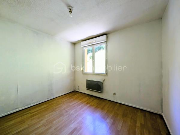 Cette maison mitoyenne de 99 m² (93 m² Carrez) a été bâtie en 2002 sur un terrain de 200 m² environ, sur la commune de Rumilly, au sein d’une copropriété sécurisée et parfaitement entretenue, idéalement située à proximité des commodités et
offrant un cadre de vie agréable et fonctionnel.  

☀️ Grâce à son orientation Ouest, la maison bénéficie d'une belle luminosité et du soleil l'après-midi, ce qui est agréable pour les pièces de vie, la terrasse et le jardin.
🔥❄️ Le confort thermique est assuré par un système de chauffage électrique 
🚗 La maison est accompagnée d'un garage et d'une place de parking

Elle se compose de la manière suivante :

Au rez-de-chaussée :

✅ Une entrée avec espace rangements
✅ Une cuisine fermée avec accès au garage
✅ Un salon avec accès terrasse et jardin
✅ Un WC séparé

A l'étage : 

✅ Quatre chambres
✅ Une salle d'eau avec WC

💧 Les charges de copropriété incluent également la consommation d’eau, offrant une gestion simplifiée et un meilleur confort au quotidien.

📞 Une opportunité à ne pas manquer ! Contactez-moi dès maintenant si ce bien répond à vos critères