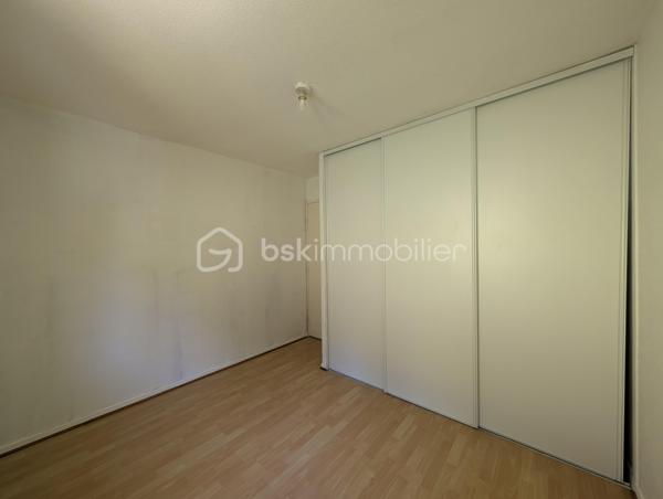 Cette maison mitoyenne de 99 m² (93 m² Carrez) a été bâtie en 2002 sur un terrain de 200 m² environ, sur la commune de Rumilly, au sein d’une copropriété sécurisée et parfaitement entretenue, idéalement située à proximité des commodités et
offrant un cadre de vie agréable et fonctionnel.  

☀️ Grâce à son orientation Ouest, la maison bénéficie d'une belle luminosité et du soleil l'après-midi, ce qui est agréable pour les pièces de vie, la terrasse et le jardin.
🔥❄️ Le confort thermique est assuré par un système de chauffage électrique 
🚗 La maison est accompagnée d'un garage et d'une place de parking

Elle se compose de la manière suivante :

Au rez-de-chaussée :

✅ Une entrée avec espace rangements
✅ Une cuisine fermée avec accès au garage
✅ Un salon avec accès terrasse et jardin
✅ Un WC séparé

A l'étage : 

✅ Quatre chambres
✅ Une salle d'eau avec WC

💧 Les charges de copropriété incluent également la consommation d’eau, offrant une gestion simplifiée et un meilleur confort au quotidien.

📞 Une opportunité à ne pas manquer ! Contactez-moi dès maintenant si ce bien répond à vos critères